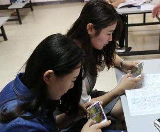 女大学生沙龙室在线播放